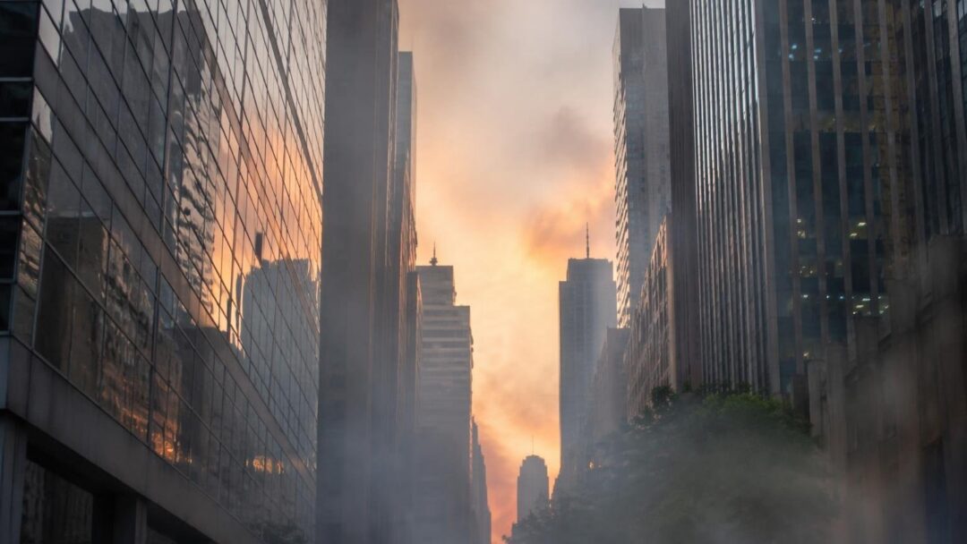 Air quality index levels and health risks from wildfire smoke in urban areas