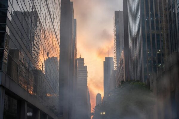 Air quality index levels and health risks from wildfire smoke in urban areas